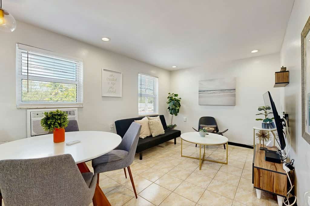 Charming duplex with enclosed yard, fast WiFi, full kitchen, & W/D