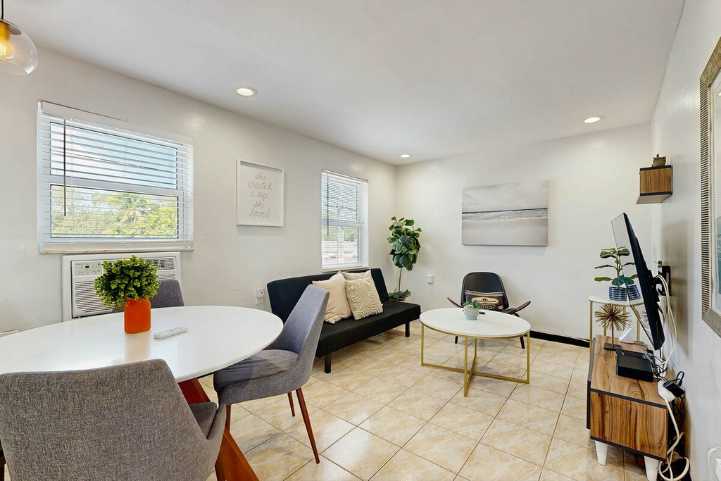 Adams Street Stunner, Unit 2
