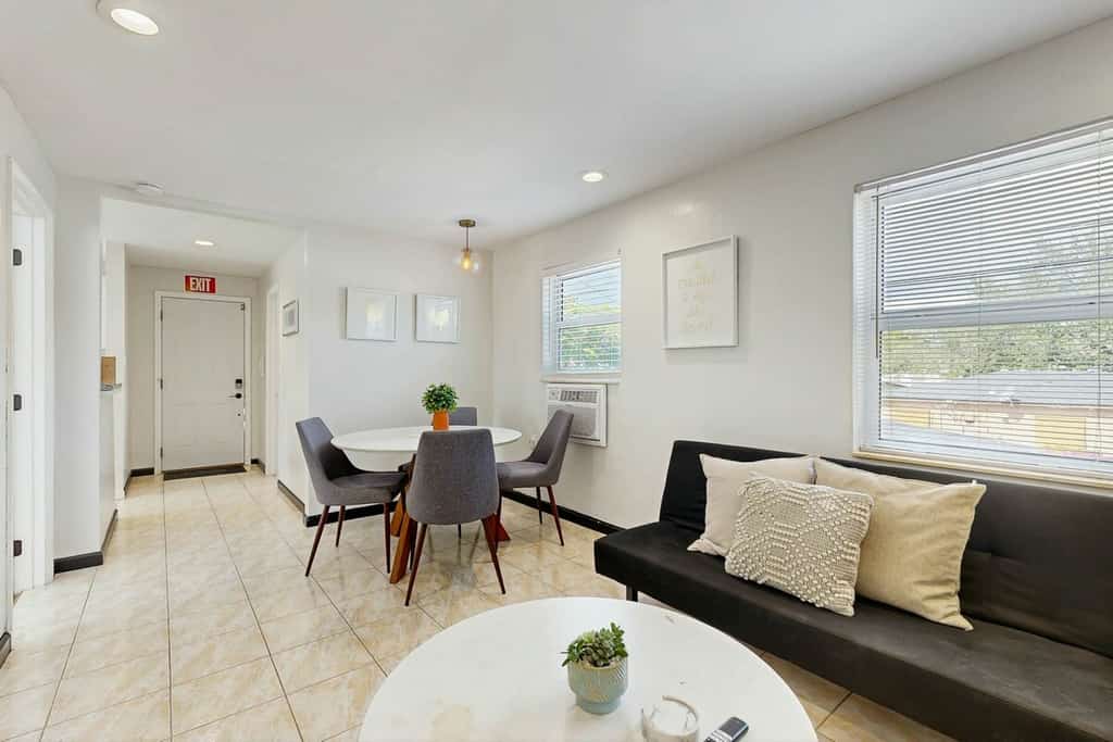 Charming duplex with enclosed yard, fast WiFi, full kitchen, & W/D