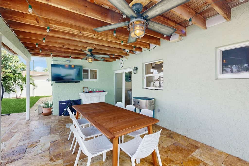 Costal home near Lauderdale by the Sea with game room, pool & jacuzzi