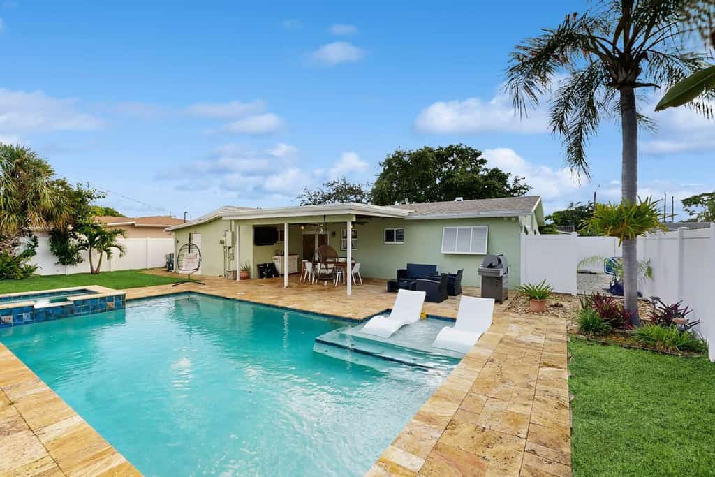 Costal home near Lauderdale by the Sea with game room, pool & jacuzzi