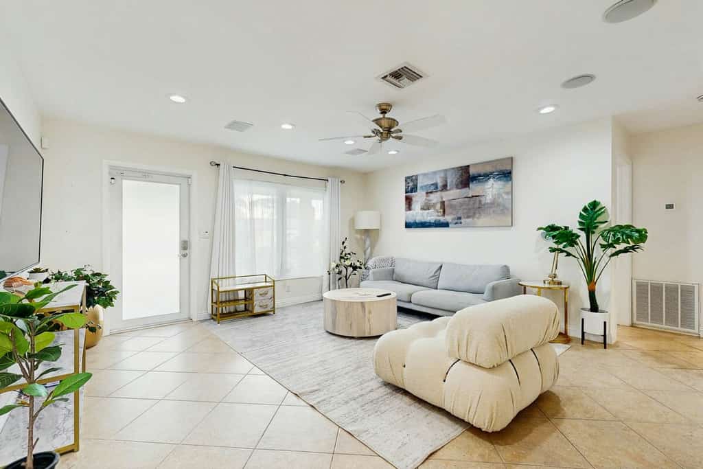 Costal home near Lauderdale by the Sea with game room, pool & jacuzzi