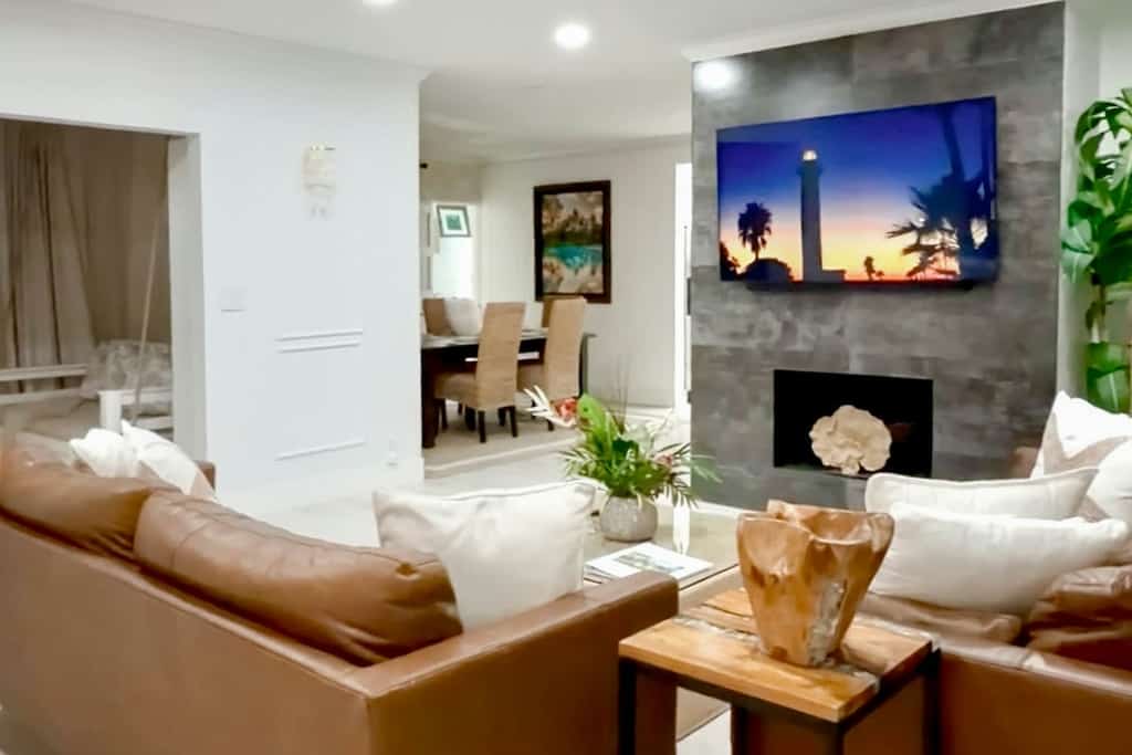 Tropical backyard oasis w/ putting green, grill, tiki bar & walk to beach