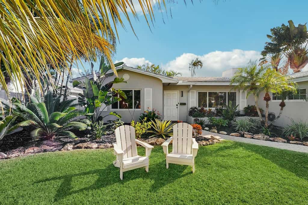 Tropical backyard oasis w/ putting green, grill, tiki bar & walk to beach