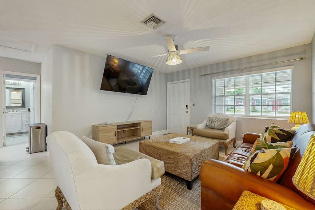 Bright Florida Home - Enclosed Yard, Fully Equipped Kitchen & Great Location