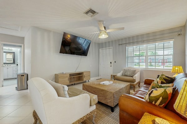 Bright Florida Home - Enclosed Yard, Fully Equipped Kitchen & Great Location