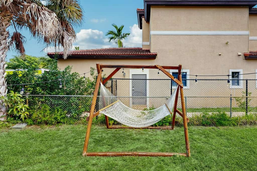 Bright Florida Home - Enclosed Yard, Fully Equipped Kitchen & Great Location