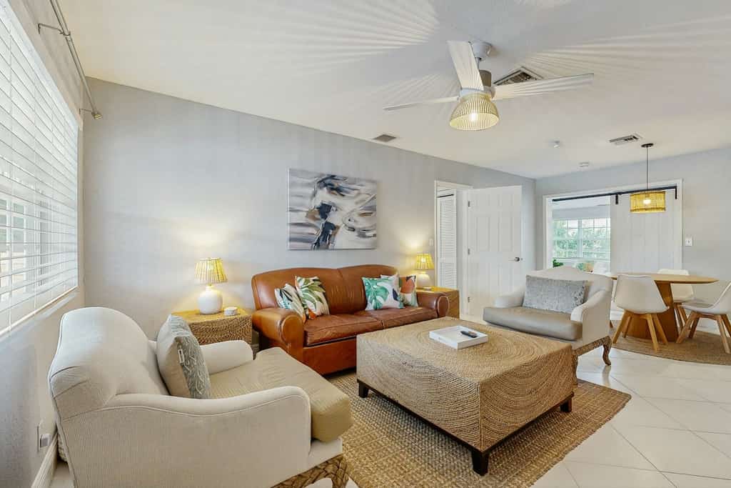 Bright Florida Home - Enclosed Yard, Fully Equipped Kitchen & Great Location
