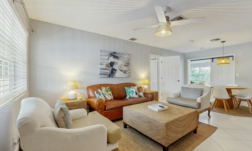 Bright Florida Home - Enclosed Yard, Fully Equipped Kitchen & Great Location