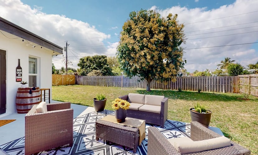 Well-appointed bright stay with an enclosed yard, washer/dryer, and central AC