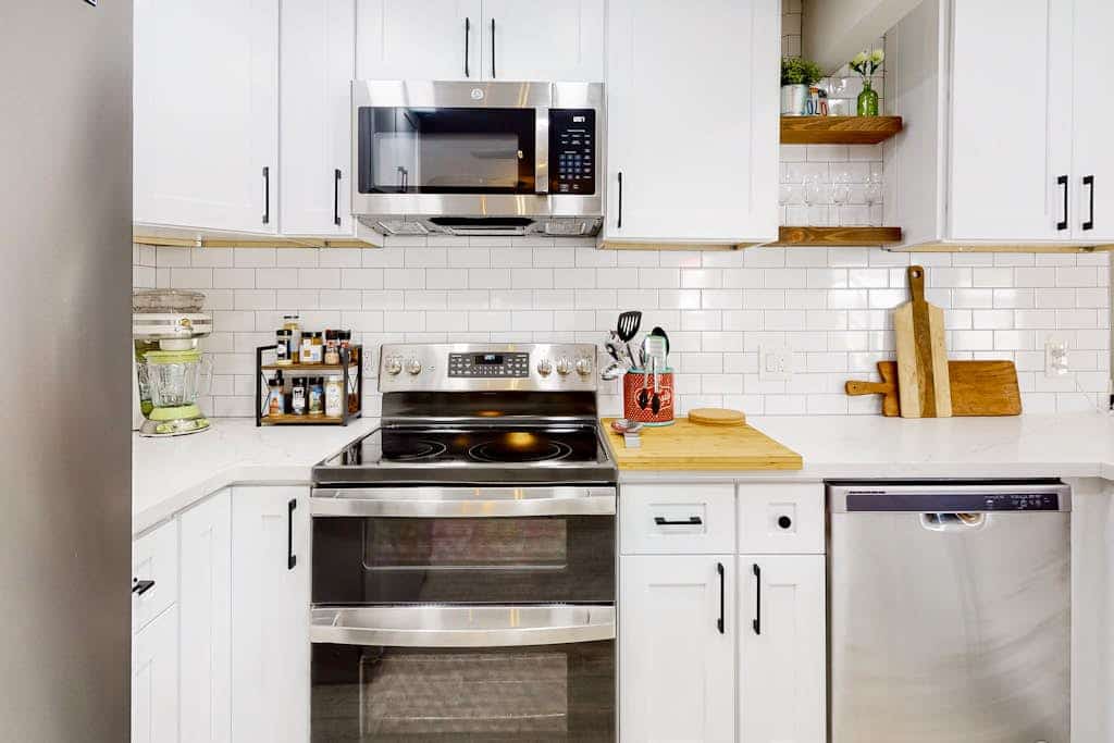 Well-appointed bright stay with an enclosed yard, washer/dryer, and central AC