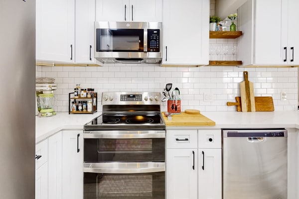 Well-appointed bright stay with an enclosed yard, washer/dryer, and central AC
