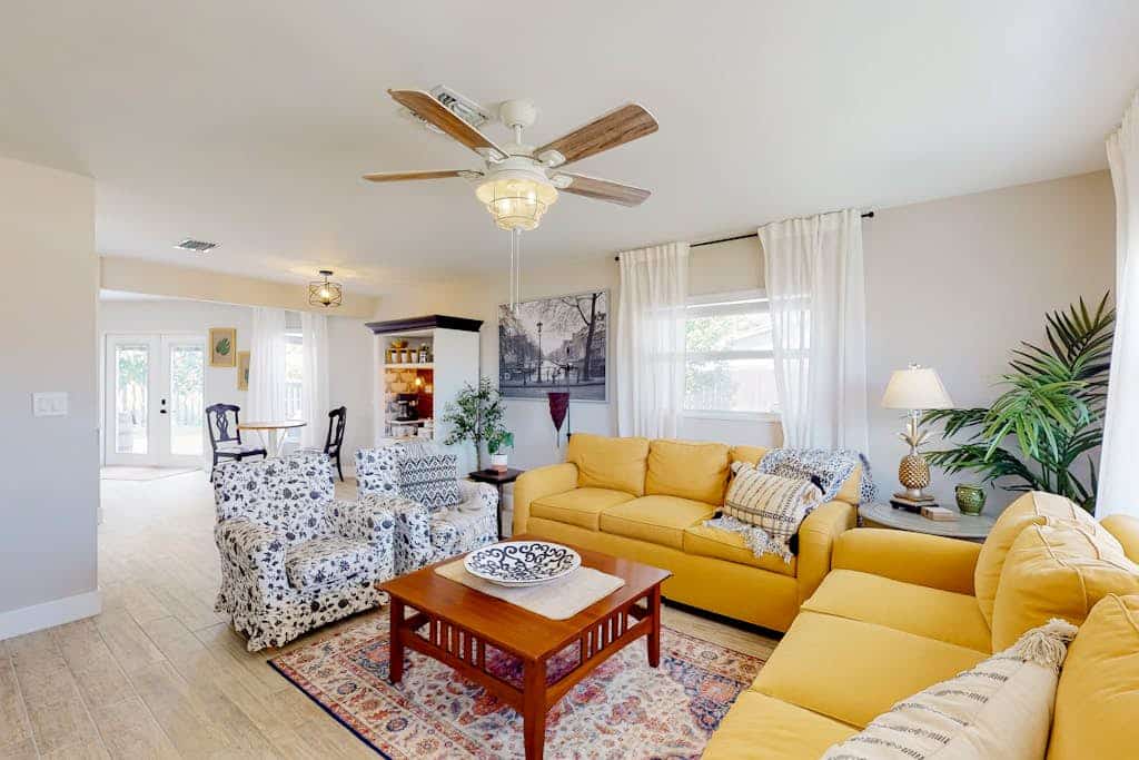 Well-appointed bright stay with an enclosed yard, washer/dryer, and central AC
