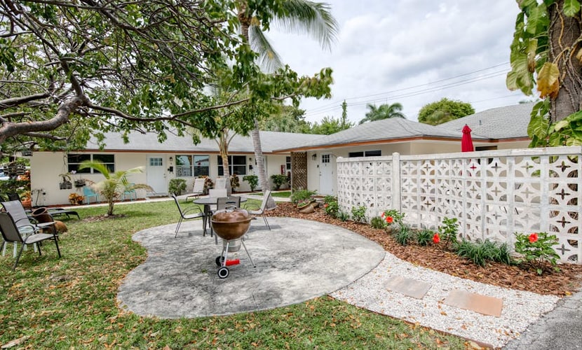 Modern condo in beach décor set amongst towering palms - 5-minute walk to beach