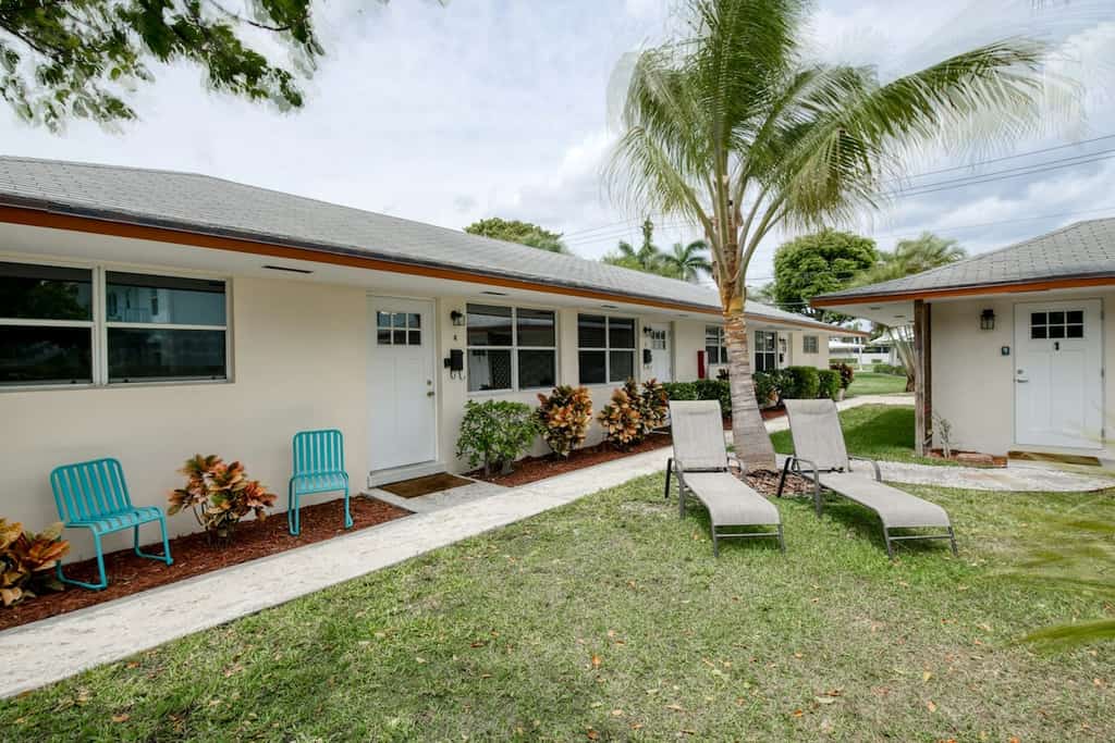 Modern condo in beach décor set amongst towering palms - 5-minute walk to beach