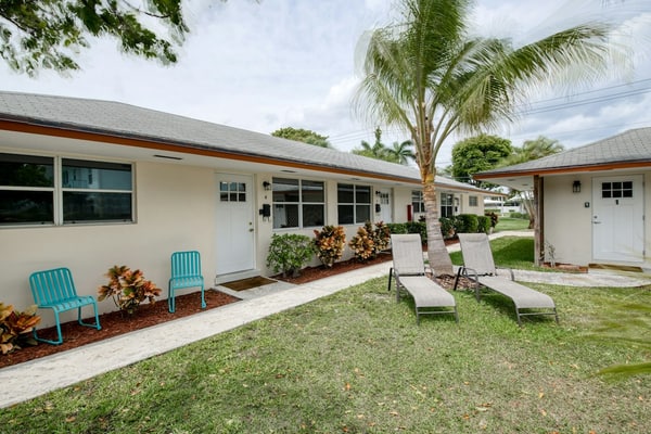 Modern condo in beach décor set amongst towering palms - 5-minute walk to beach