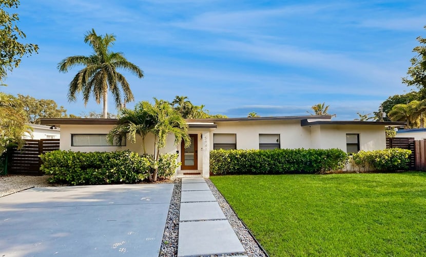 Beautifully Updated Dog-Friendly Home with Free WiFi, and Enclosed Back Yard