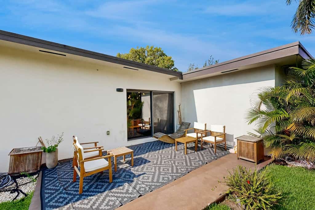 Beautifully Updated Dog-Friendly Home with Free WiFi, and Enclosed Back Yard