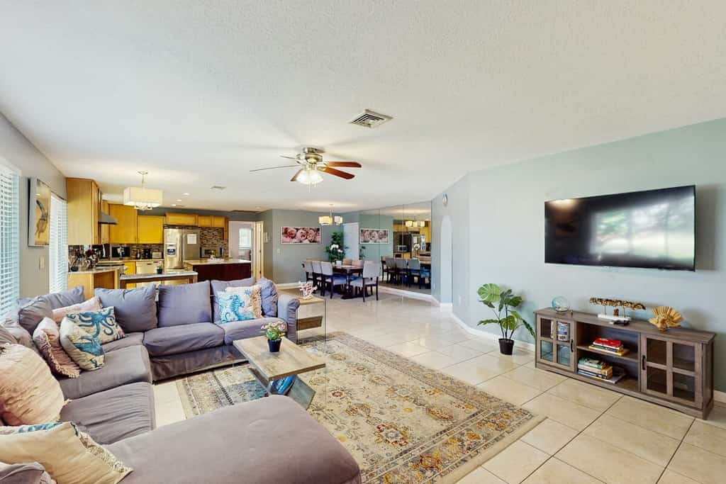 Bright Escape with Private Pool, Easy Beach Access, Free WiFi & Open Layout