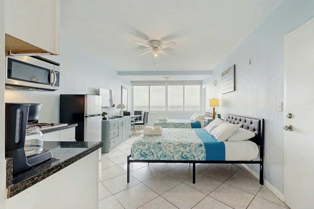 Skyline view condo with a kitchenette plus pool & beach access