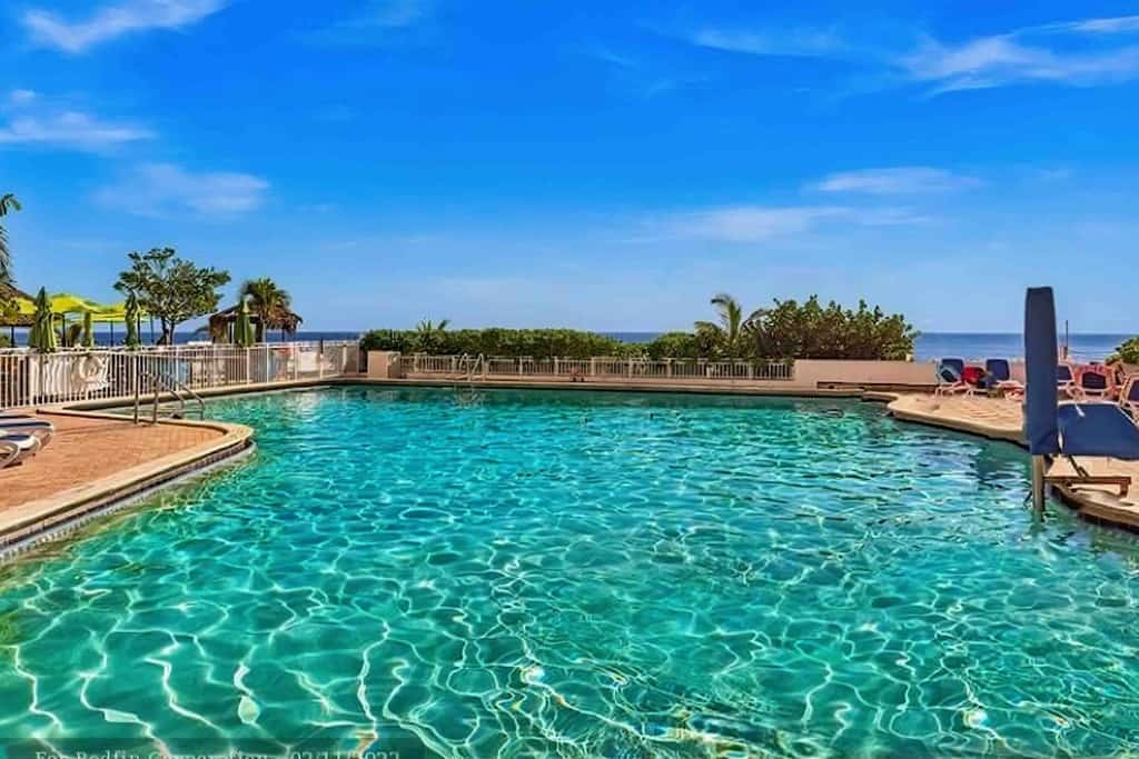 Skyline view condo with a kitchenette plus pool & beach access