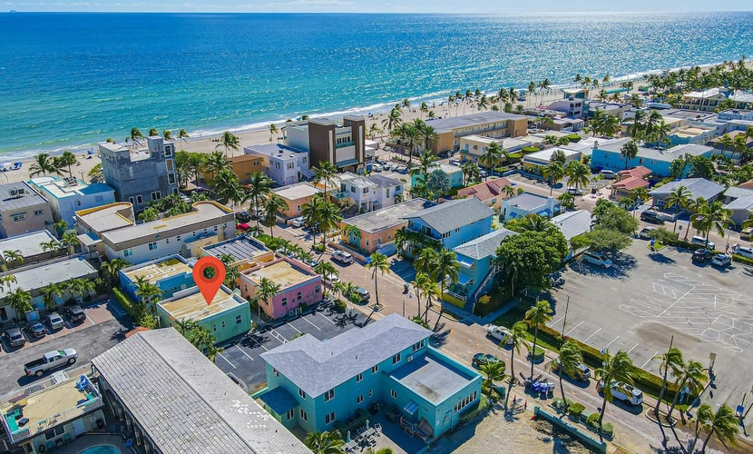 Brilliant bungalow with a furnished patio & full kitchen - walk to the beach