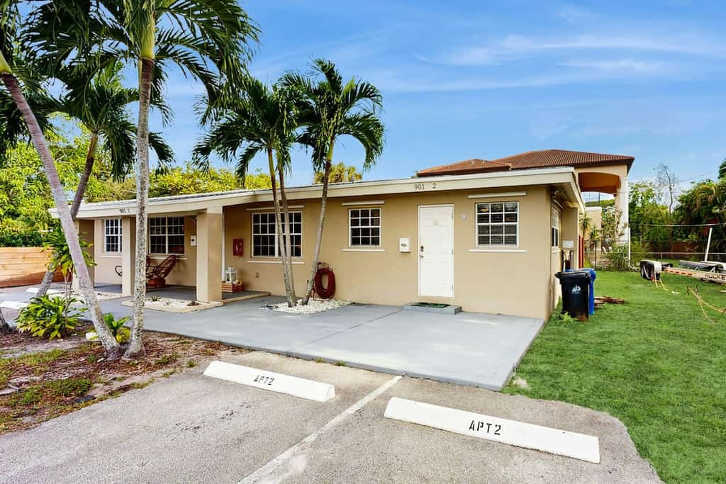 Charming Home - Enclosed Yard, Fully Equipped Kitchen & Great Location