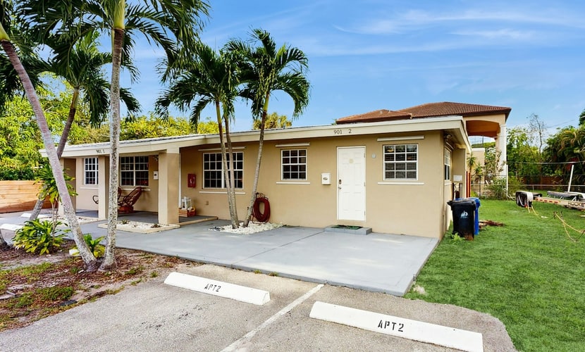 Charming Home - Enclosed Yard, Fully Equipped Kitchen & Great Location