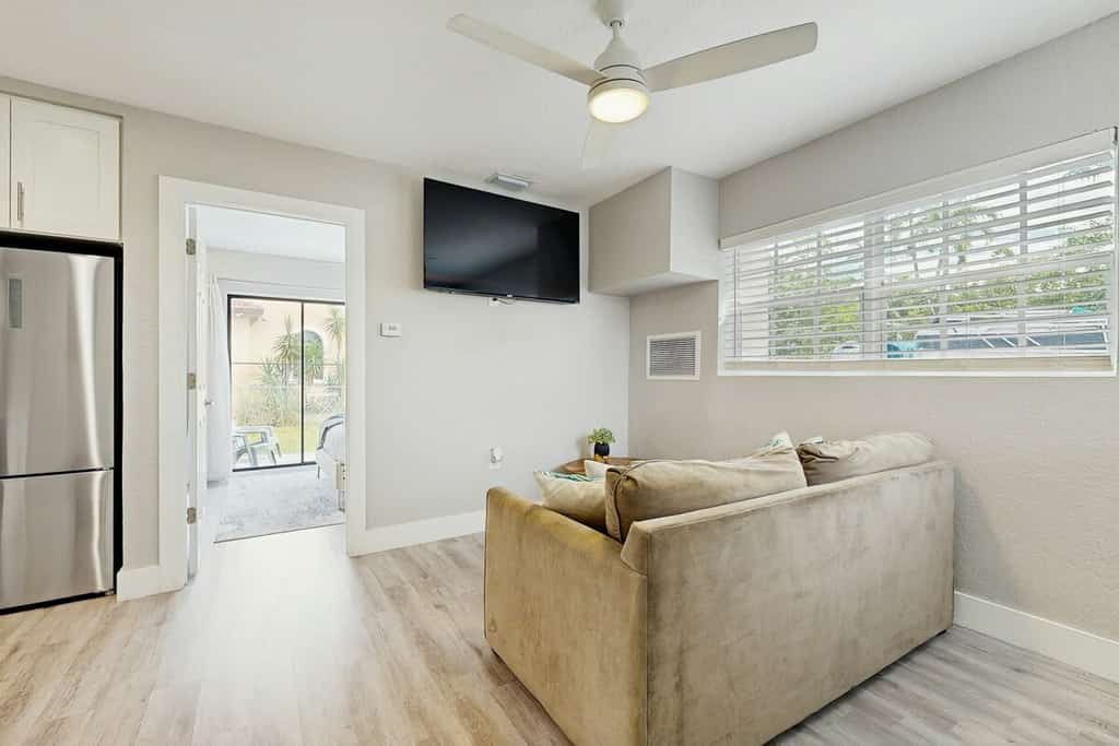Charming Home - Enclosed Yard, Fully Equipped Kitchen & Great Location