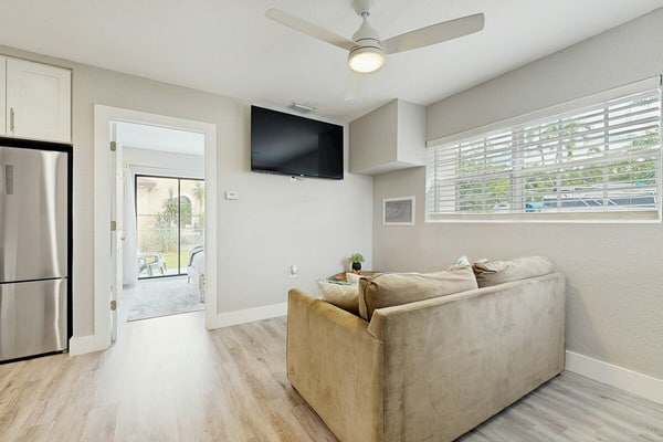 Charming Home - Enclosed Yard, Fully Equipped Kitchen & Great Location