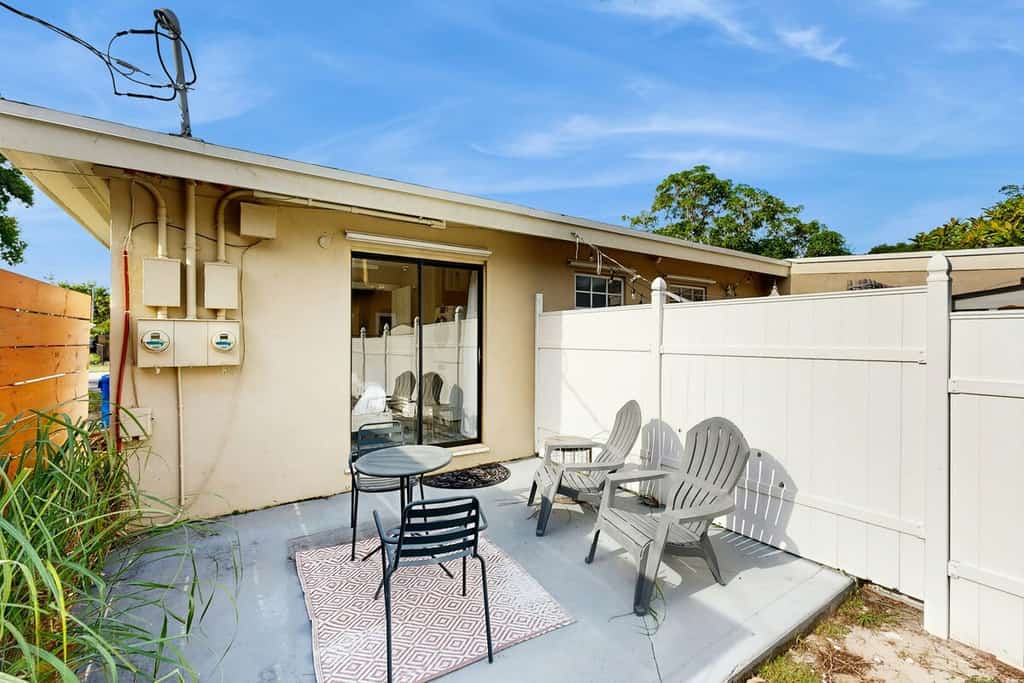 Charming Home - Enclosed Yard, Fully Equipped Kitchen & Great Location