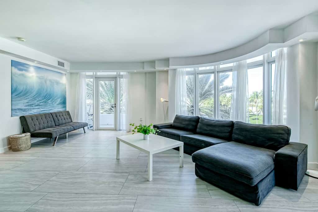 Spacious condo - rooftop pool & incredible location - dog-friendly