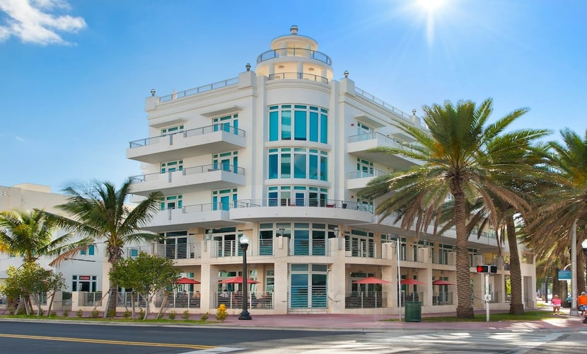 Spacious condo - rooftop pool & incredible location - dog-friendly