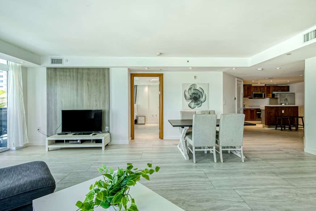 Spacious condo - rooftop pool & incredible location - dog-friendly