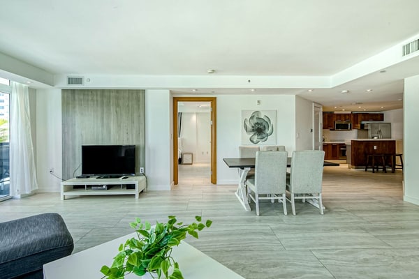 Spacious condo - rooftop pool & incredible location - dog-friendly