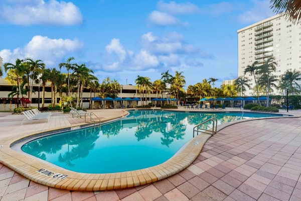 High-Rise Oceanview Condo w/ Pool, Tennis & Gym: Walk to Beach, Dining, Shops