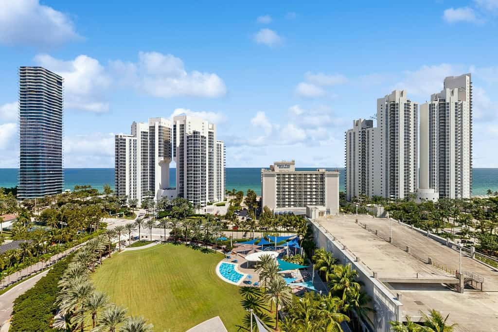 High-Rise Oceanview Condo w/ Pool, Tennis & Gym: Walk to Beach, Dining, Shops