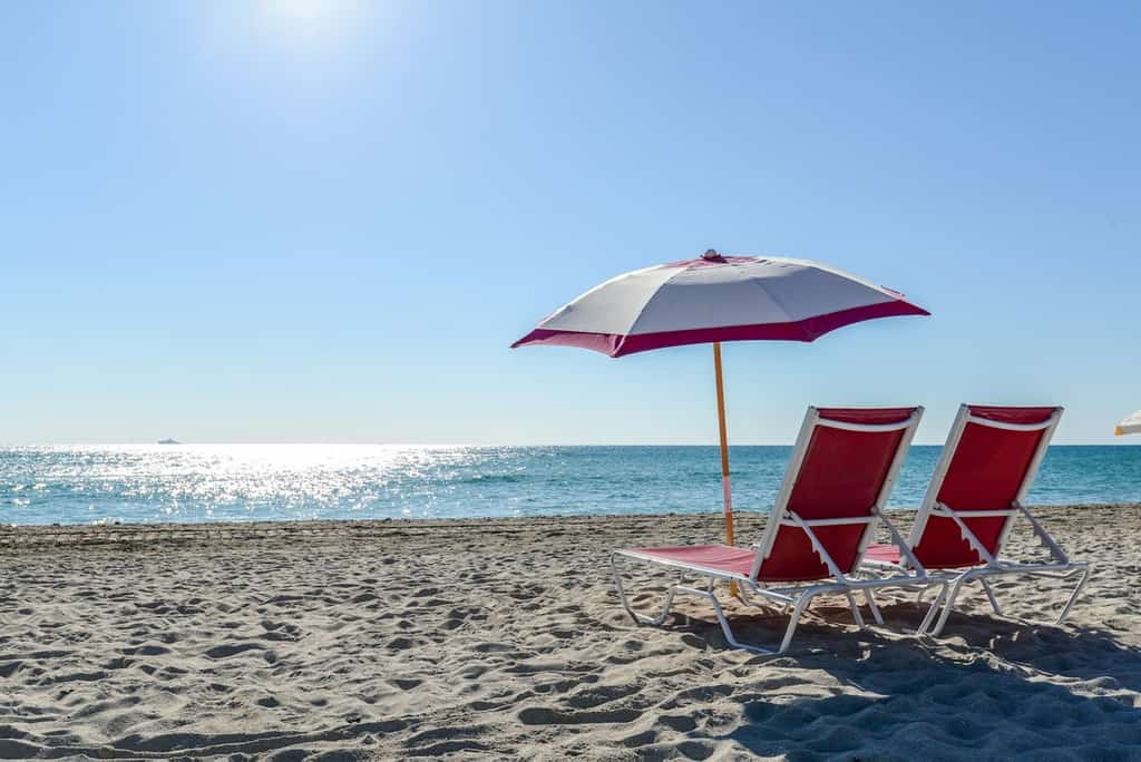 Breezy condo stay with hot tub, pool, spa, full kitchen, & gym - close to beach