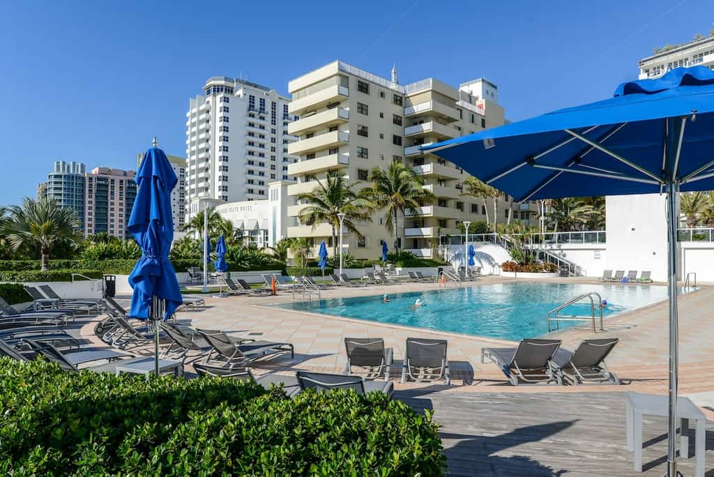 Breezy condo stay with hot tub, pool, spa, full kitchen, & gym - close to beach