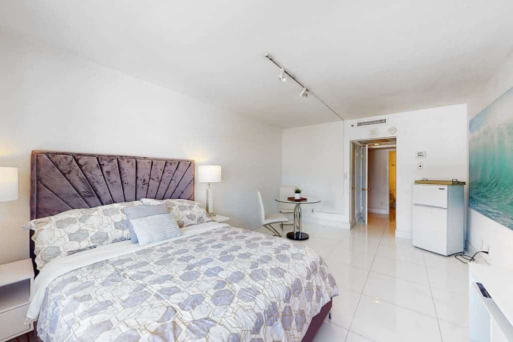 Breezy condo stay with hot tub, pool, spa, full kitchen, & gym - close to beach