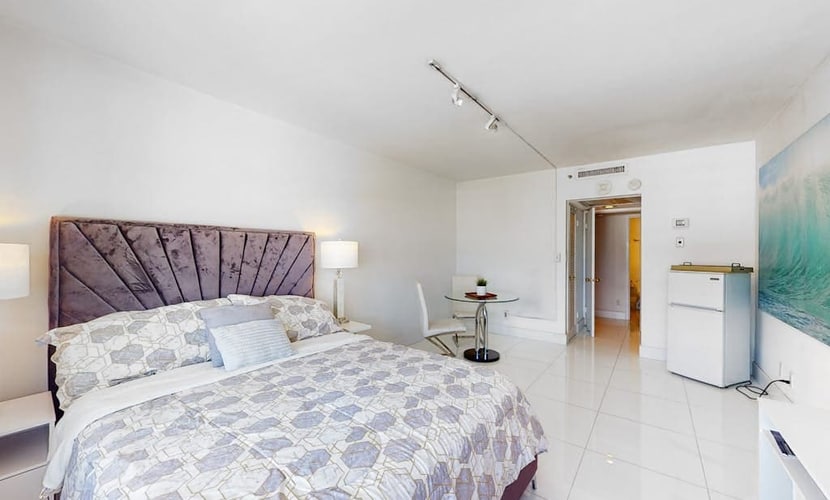 Breezy condo stay with hot tub, pool, spa, full kitchen, & gym - close to beach