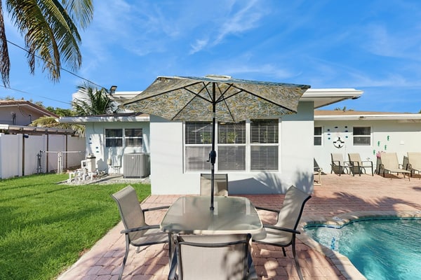 Beautiful & airy dog-friendly home near the beach with private pool, yard, grill
