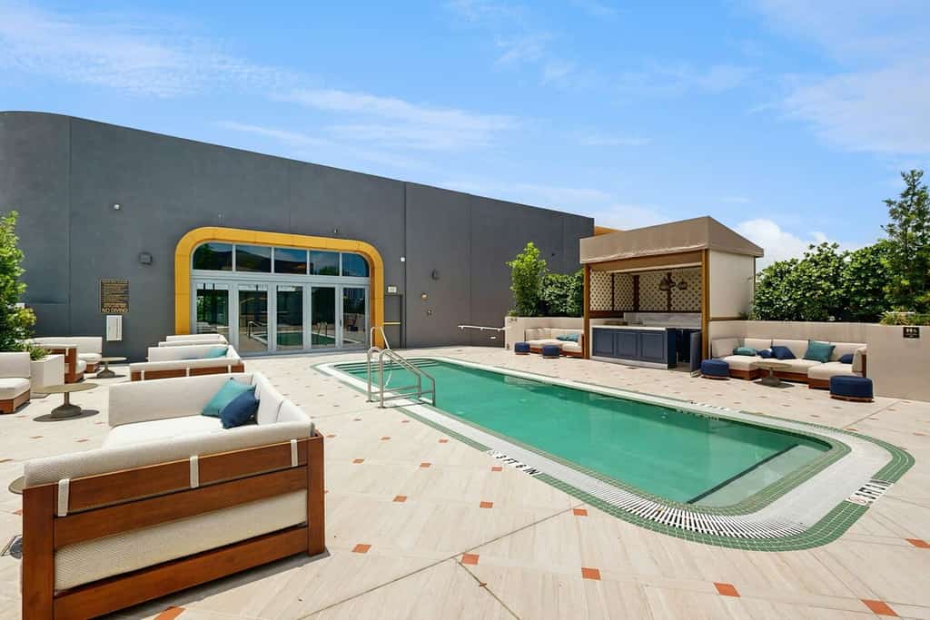 Stylish condo with rooftop pool, balcony & walkable dining