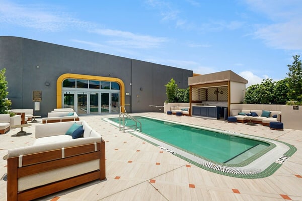 Stylish condo with rooftop pool, balcony & walkable dining