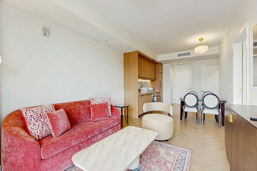 Stylish condo with rooftop pool, balcony & walkable dining