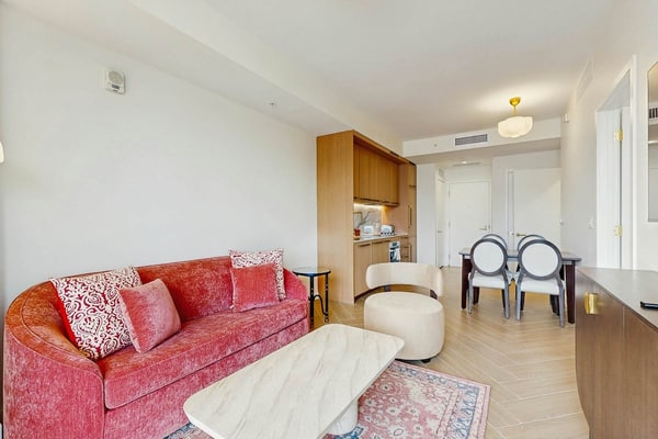 Stylish condo with rooftop pool, balcony & walkable dining