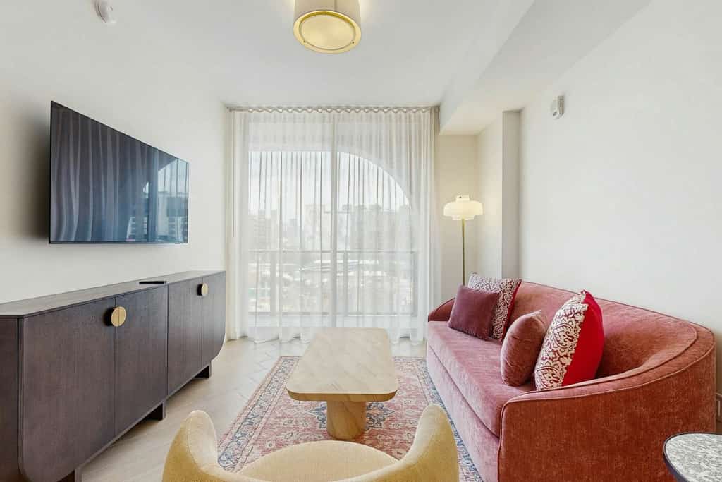 Stylish condo with rooftop pool, balcony & walkable dining