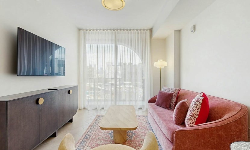Stylish condo with rooftop pool, balcony & walkable dining