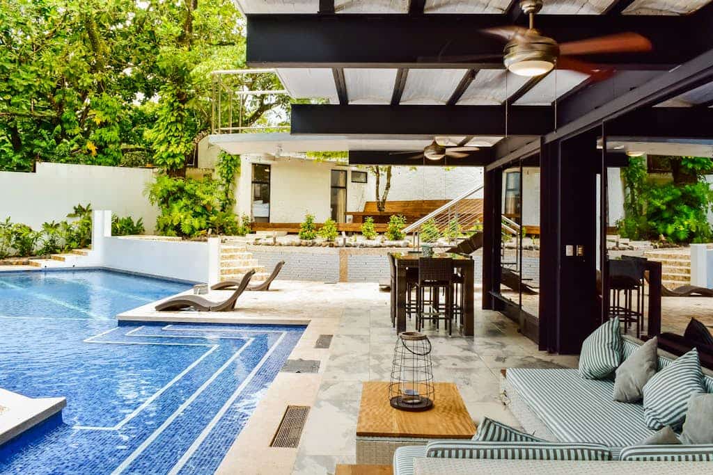 Beautiful home w/ private pool, outdoor dining w/ private grill, & accessibility