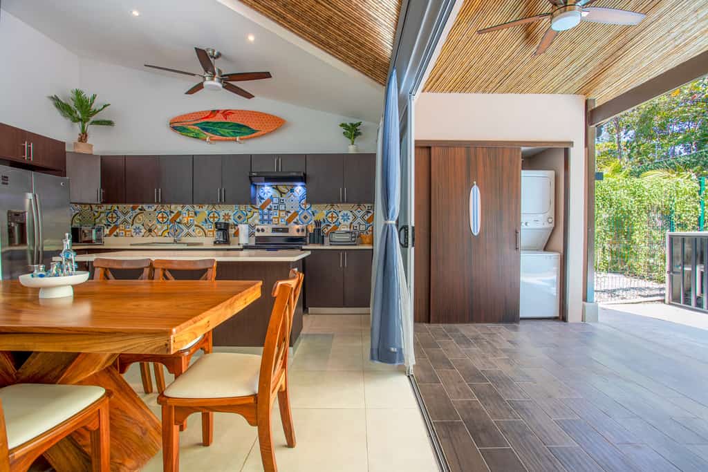Ciudad del Mar 119 es una villa moderna en Jac&oacute;, Costa Rica, con piscina privada y dise&ntilde;o tropical elegante que transmite calma y confort. Decorada con madera natural, tonos costeros y techos altos que llenan el espacio de luz, ofrece un ambiente relajante y acogedor. Est&aacute; full equipada para estancias cortas o largas y ubicada cerca de Playa Jac&oacute;, restaurantes y aventura, combinando privacidad, estilo y excelente ubicaci&oacute;n.